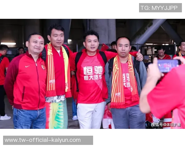 富力特城足球俱乐部携手社区共建足球文化助力青少年成长与发展